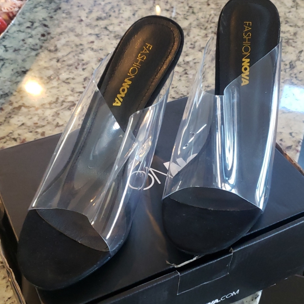 NEW 🎉FASHION NOVA🎉The glass edge heeled sandal